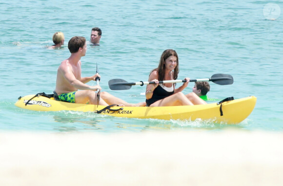 Exclusif - Maria Shriver en vacances avec ses fils Patrick et Christopher au Mexique, le 14 juin 2014.