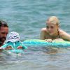 Jaime King, son mari Kyle Newman et leur fils James se baignent puis vont prendre un café au Starbucks lors de leurs vacances à Hawaï, le 14 juin 2014.