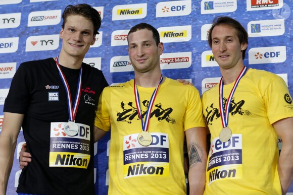 William Meynard encadré de Yannick Agnel et Fabien Gilot lors des championnats de France 2013, à Rennes le 12 avril 2011