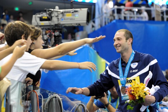 William Meynard lors des championnats du monde à Shanghai le 28 juillet 2011 lors de la cérémonie des médailles après le 100m nage libre