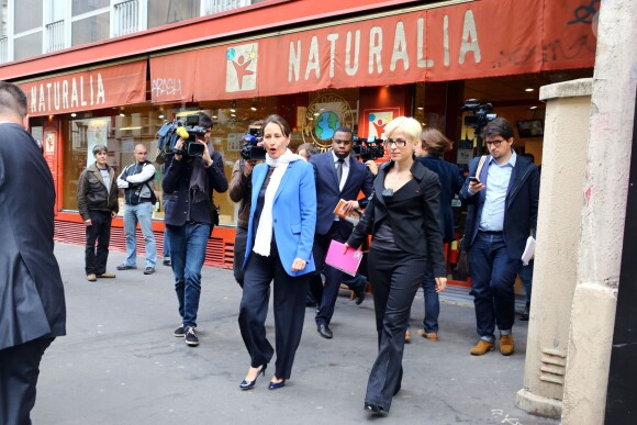 Ségolène Royal visite le Carrefour Market du 82 rue de la Roquette, puis le Naturalia du 33 rue de la Roquette à Paris, dans le cadre de la stratégie de lutte contre les perturbateurs endocriniens. Le 9 mai 2014.