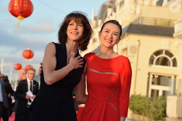 Sophie Marceau etZhang Ziyi lors de la cérémonie de clôture du 28e Festival du film romantique de Cabourg le 14 juin 2014.