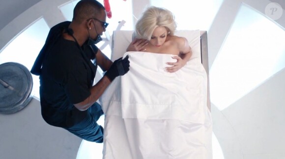 Image du clip inédit de Lady Gaga et R. Kelly pour le single "Do What You Want", réalisé par Terry Richardson fin 2013.
