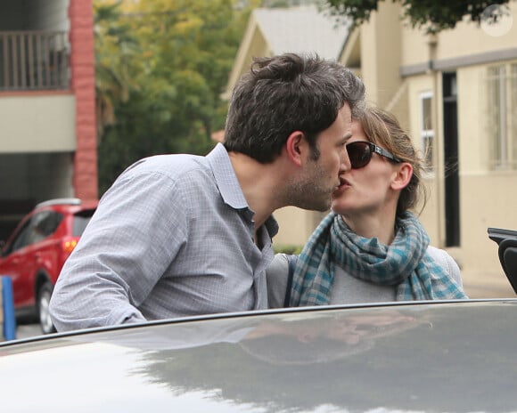 Ben Affleck embrasse fougueusement sa femme Jennifer Garner à Santa Monica, Los Angeles, le 18 février 2014.