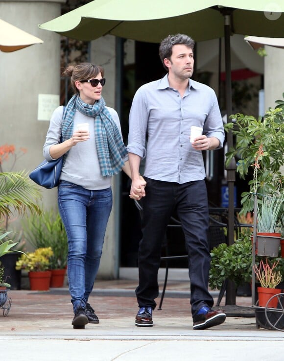 Ben Affleck et Jennifer Garner se promènent à Los Angeles avec leur café le 18 février 2014.
