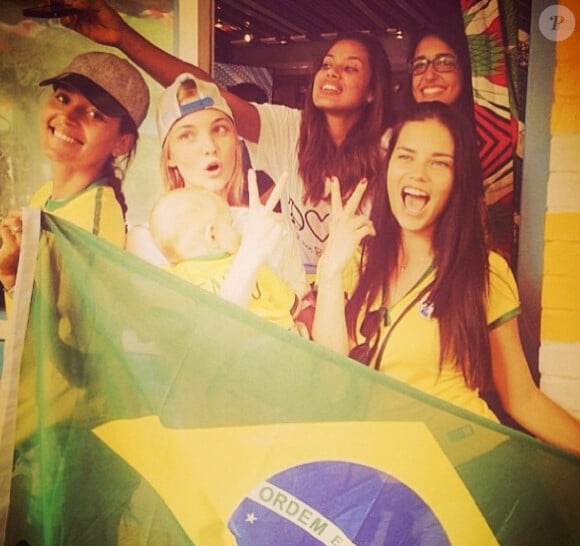 Ambiance électrique pour Adriana Lima et ses amis qui assistent au match Brésil Cameroun le 23 juin 2014