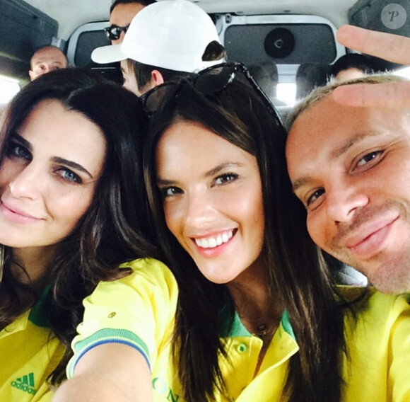 Alessandra Ambrosio et ses amis sont allés voir le match Brésil Cameroun pendant la Coupe du monde de football. Le top n'a pas manqué de supporter son équipe !