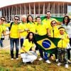 Alessandra Ambrosio et ses amis sont allés voir le match Brésil Cameroun pendant la Coupe du monde de football. Le top n'a pas manqué de supporter son équipe !