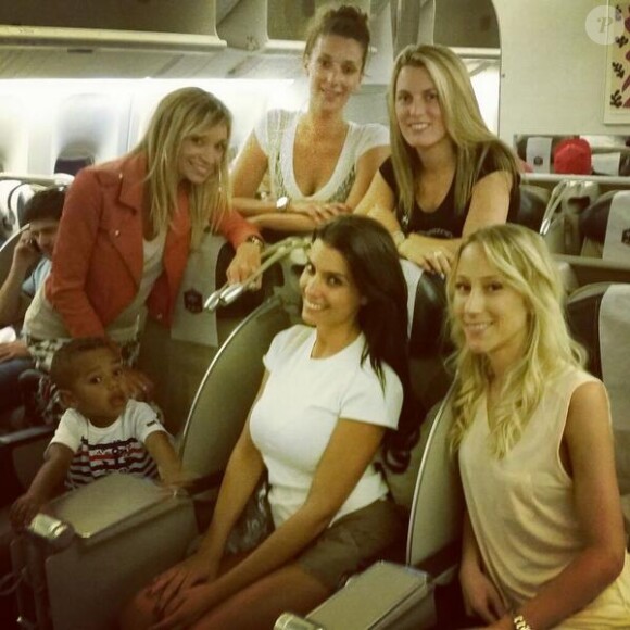 Ludivine Sagna entourée de Sandra Evra, Fiona Cabaye et Ludivine Debuchy, en vol pour le Brésil, image publiée sur Twitter le 22 juin 2014