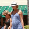 Stacy Keibler va déjeuner avec une amie à Porta Via Bistro dans le quartier de Beverly Hills, Los Angeles, le 24 juin 2014.