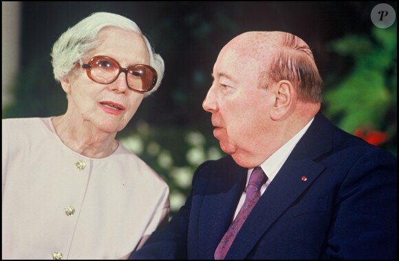 Arletty et le réalisateur Marcel Carné à Courbevoir le 26 octobre 1987.