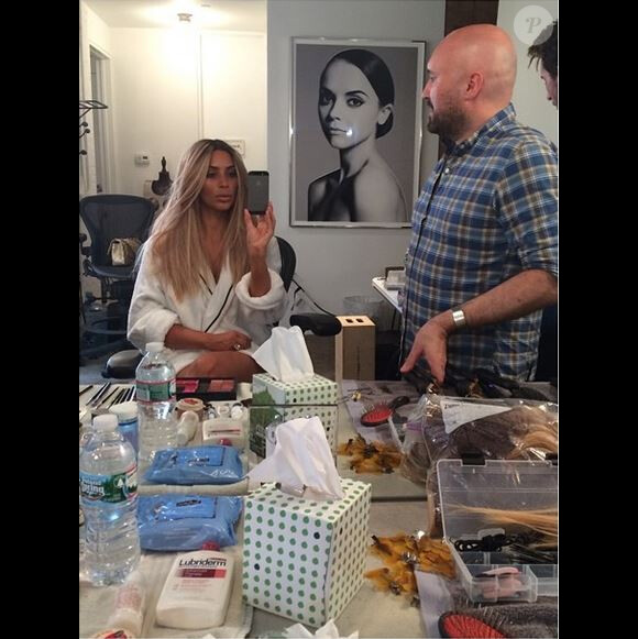 Kim Kardashian redevient blonde grâce à une perruque. New York, le 25 juin 2014.
