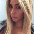 Kim Kardashian, coiffée d'une perruque blonde. New York, le 25 juin 2014.