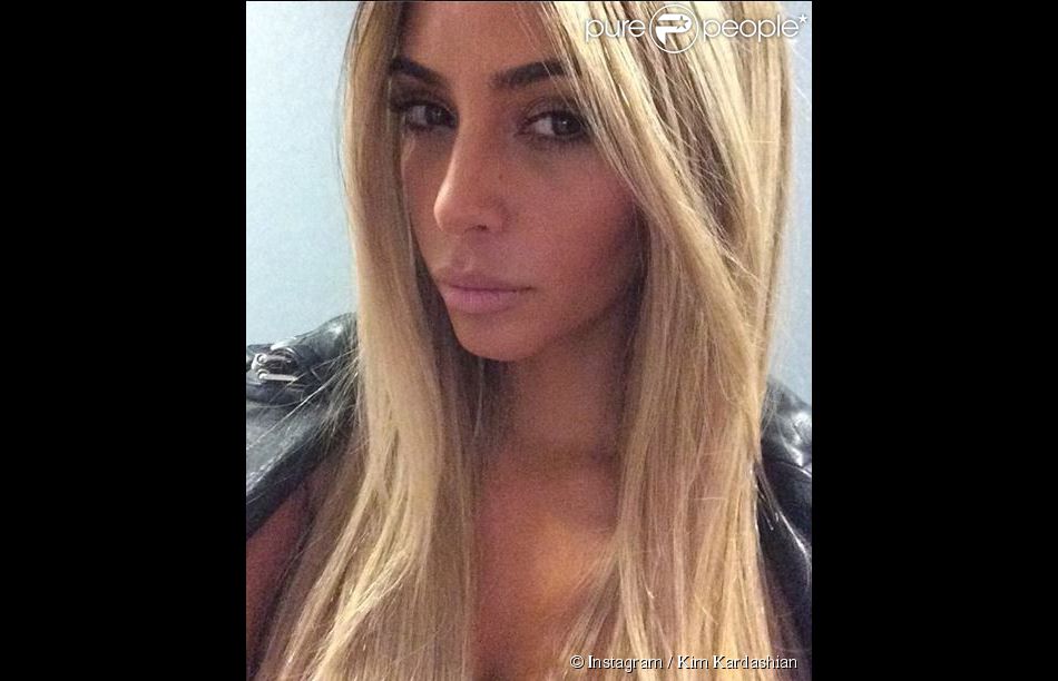 Kim Kardashian, coiffée d&#039;une perruque blonde. New York, le 25 juin 2014.