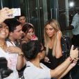 Kim Kardashian, blonde et tout de noir vêtue, quitte l'appartement de son mari Kanye West, dans le quartier de SoHo. New York, le 25 juin 2014.
