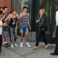 Kim Kardashian, blonde et tout de noir vêtue, quitte l'appartement de son mari Kanye West, dans le quartier de SoHo. New York, le 25 juin 2014.