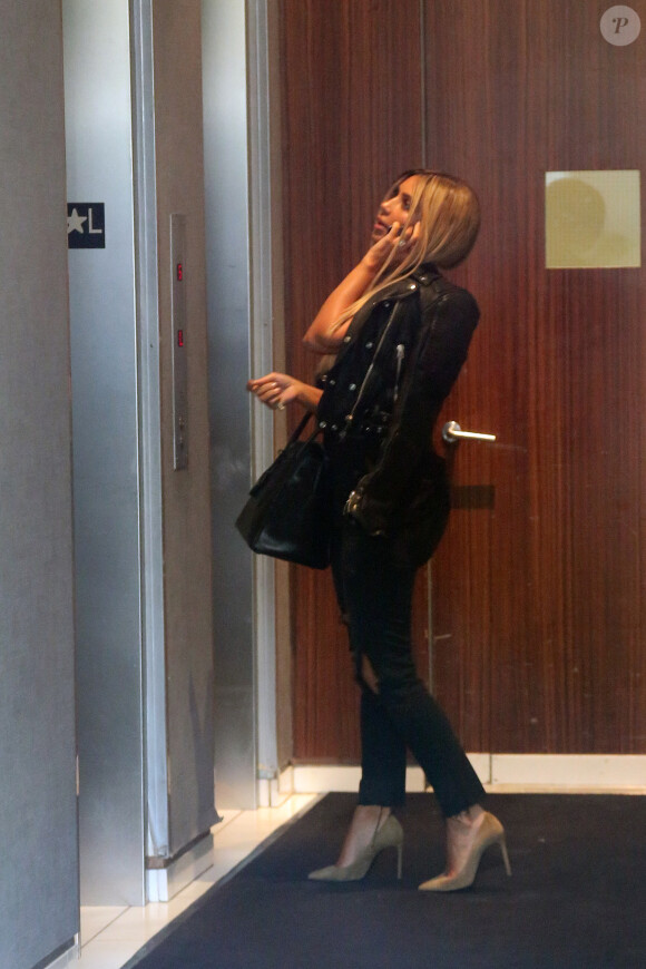 Kim Kardashian remonte dans l'appartement de son mari Kanye West, à SoHo. New York, le 25 juin 2014.