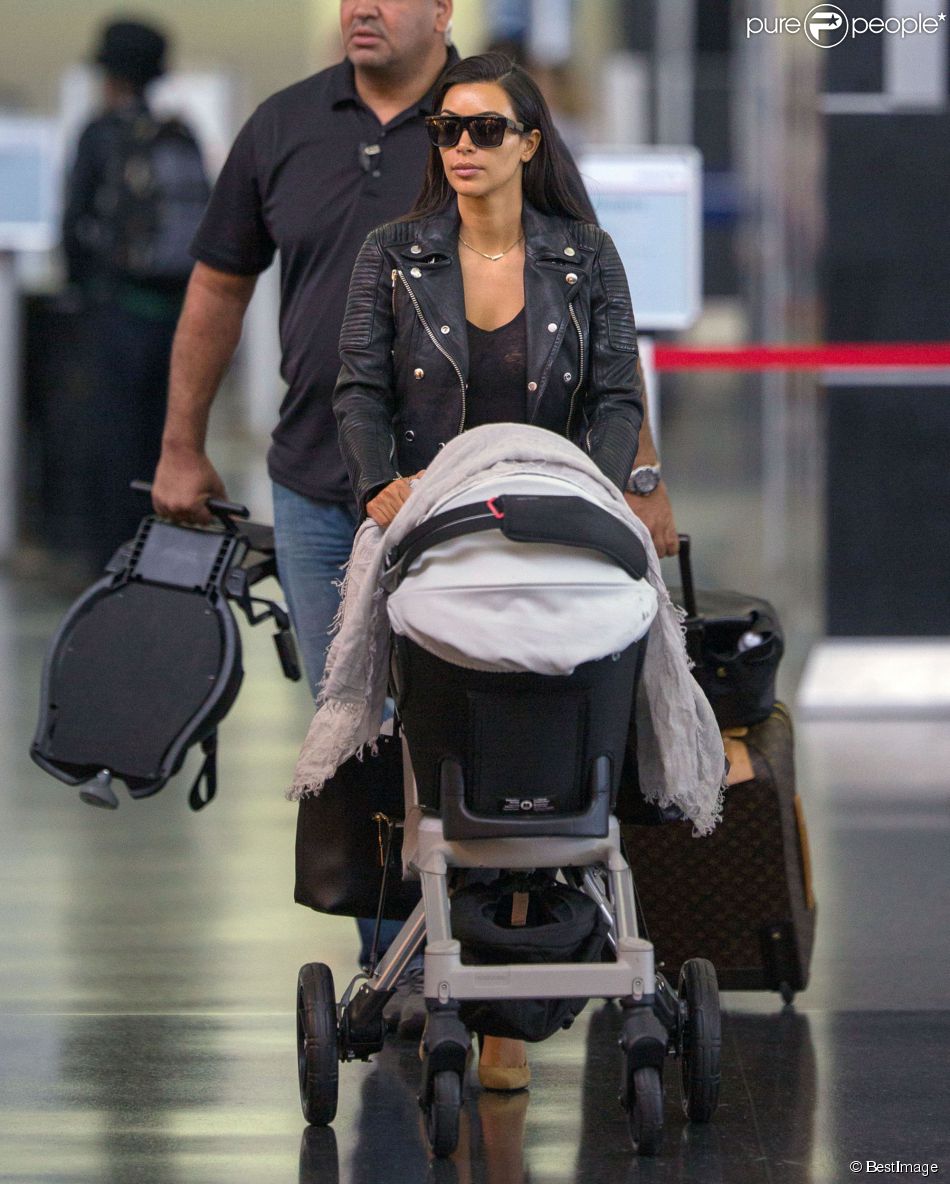 Kim Kardashian et sa fille North West arrivent à l&#039;aéroport de New York, le 25 juin 2014.