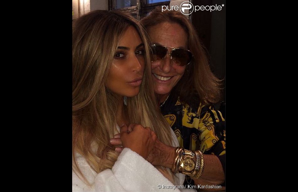 Kim Kardashian et la styliste/rédactrice mode française Carlyne Cerf de Dudzeele en shooting photo à New York. Le 25 juin 2014.