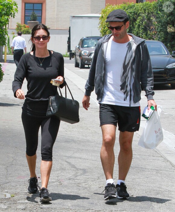 Courteney Cox et son compagnon Johnny McDaid dans les rues de Beverly Hills, le 25 juin 2014. 