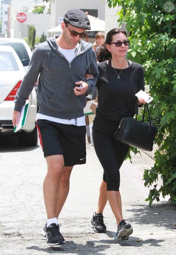 Courteney Cox et son compagnon Johnny McDaid dans les rues de Beverly Hills, le 25 juin 2014. 