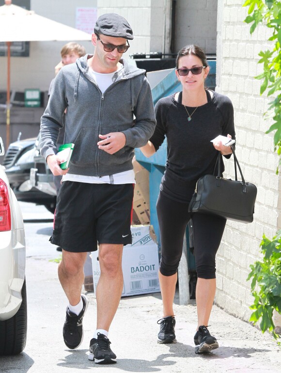 Courteney Cox et son compagnon Johnny McDaid dans les rues de Beverly Hills, le 25 juin 2014. 