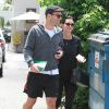 Courteney Cox et son compagnon Johnny McDaid dans les rues de Beverly Hills, le 25 juin 2014. 