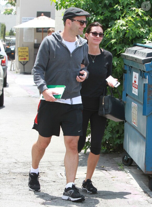 Courteney Cox et son compagnon Johnny McDaid dans les rues de Beverly Hills, le 25 juin 2014. 
