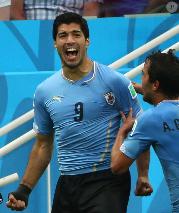 Luis Suarez le 19 juin 2014 après une victoire contre l'Angleterre en Coupe du monde au Brésil. 