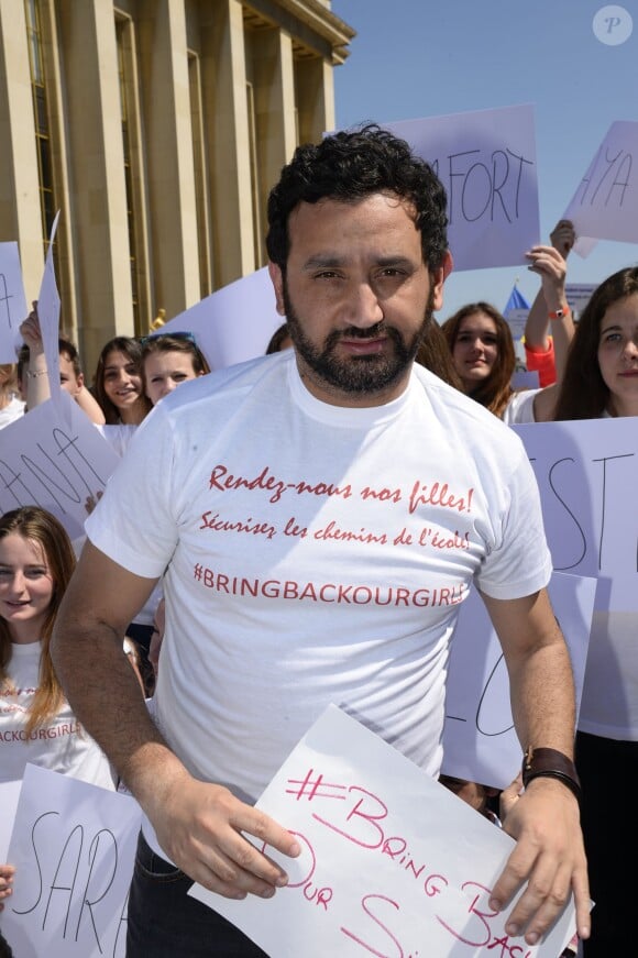 Cyril Hanouna lors du nouveau rassemblement place du Trocadéro à Paris, le 17 mai 2014, pour réclamer la libération des 270 lycéennes enlevées par le groupe islamiste Boko Haram au Nigéria.