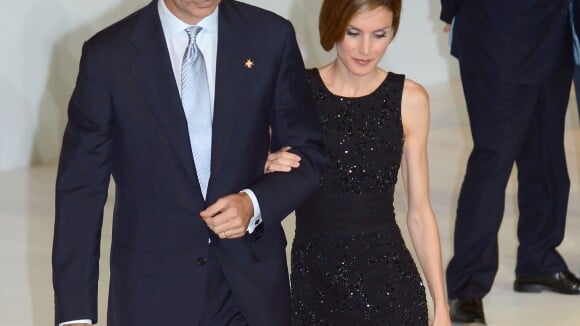 Letizia d'Espagne : Reine sublime en petite robe noire auprès de son Felipe