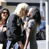 Exclusif - Ireland Baldwin échange un baiser avec la rappeuse Angel Haze après avoir déjeuné avec des amis à Sherman Oaks, le 3 juin 2014. 