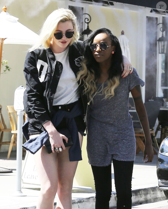 Exclusif - Ireland Baldwin dans les rues de Sherman Oaks avec la rappeuse Angel Haze, le 3 juin 2014.