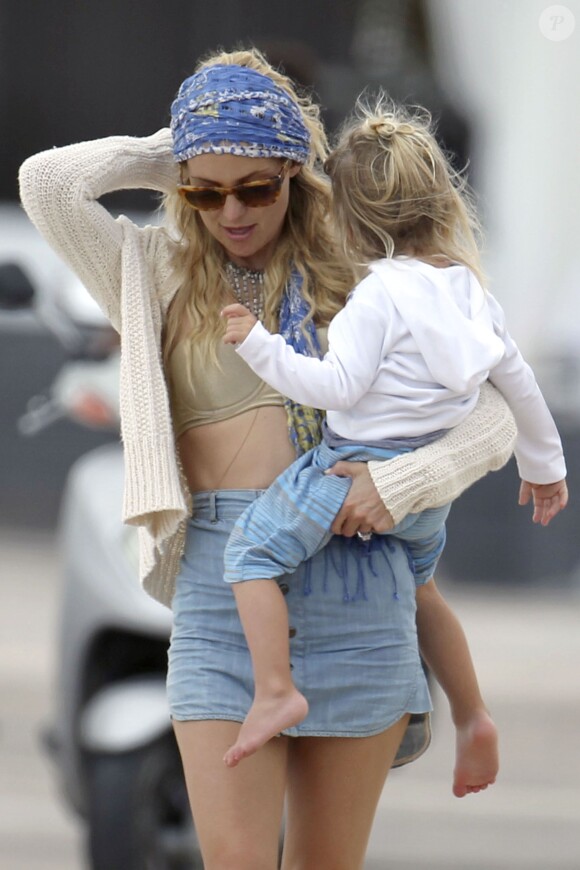 Exclusif - La comédienne Kate Hudson, son compagnon Matt Bellamy, ses fils Ryder Robinson et Bingham Hawn Bellamy, passent leurs vacances en famille à Ibiza. Le 20 juin 2014.