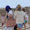 Exclusif - Kate Hudson, son compagnon Matt Bellamy, ses fils Ryder Robinson et Bingham Hawn Bellamy, passent leurs vacances en famille à Ibiza. Le 20 juin 2014.