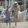 Exclusif - Kate Hudson et son fiancé Matthew Bellamy profitent de la plage avec leurs enfants Ryder et Bingham lors de leurs vacances à Ibiza, le 19 juin 2014.