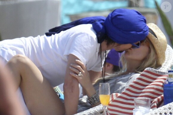 Exclusif - L'actrice Kate Hudson et son fiancé Matthew Bellamy profitent de la plage avec leurs enfants Ryder et Bingham lors de leurs vacances à Ibiza, le 19 juin 2014.