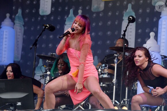 Lily Allen en concert dans le cadre du Festival de Glastonbury en Angleterre, le 27 juin 2014.