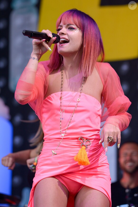 Lily Allen en concert dans le cadre du Festival de Glastonbury en Angleterre, le 28 juin 2014.