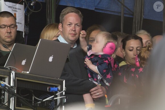 Lily Allen se produit au festival de Glastonbury, en Angleterre, sous le regard de ses deux filles, Ethel et Marnie, et son époux Sam Cooper, le vendredi 27 juin 2014.