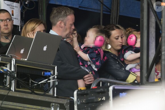 Lily Allen se produit au festival de Glastonbury, en Angleterre, sous le regard de ses deux filles, Ethel et Marnie, et son époux Sam Cooper, le vendredi 27 juin 2014.