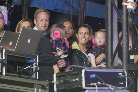 Lily Allen se produit au festival de Glastonbury, en Angleterre, sous le regard de ses deux filles, Ethel et Marnie, et son époux Sam Cooper, le vendredi 27 juin 2014.