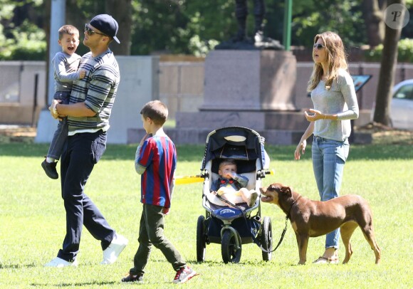 Gisele Bündchen, Tom Brady et leurs enfants John, Benjamin et Vivian s'amusent dans un parc à Boston, le 15 juin 2014.
