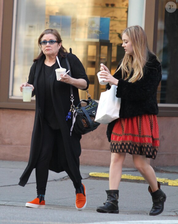 Carrie Fisher se promenant avec sa fille Billie Lourd (dont le père est Bryan Lourd) à New York le 6 mai 2012