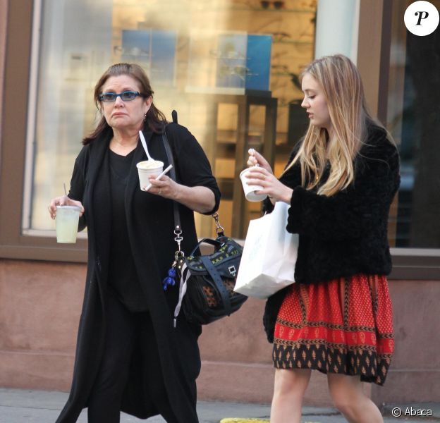 Carrie Fisher se promenant avec sa fille Billie Lourd (dont le père est Bryan Lourd) à New York le 6 mai 2012