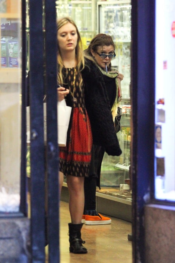 L'actrice Carrie Fisher se promenant avec sa fille Billie à New York le 6 mai 2012