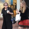 Carrie Fisher se promenant avec sa fille Billie à New York le 6 mai 2012