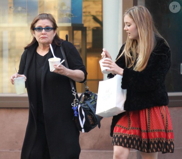 Carrie Fisher se promenant avec sa fille Billie à New York le 6 mai 2012