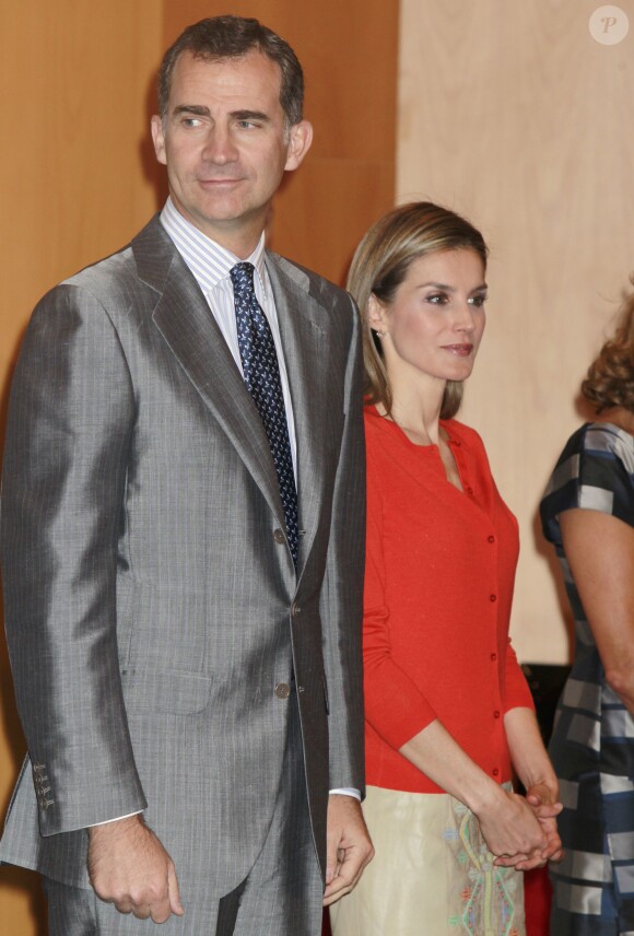 Le roi Felipe VI et la reine Letizia remettent les prix nationaux de l'innovation et du dessin au Musée de la Science à Valladolid, le 1er juillet 2014.
