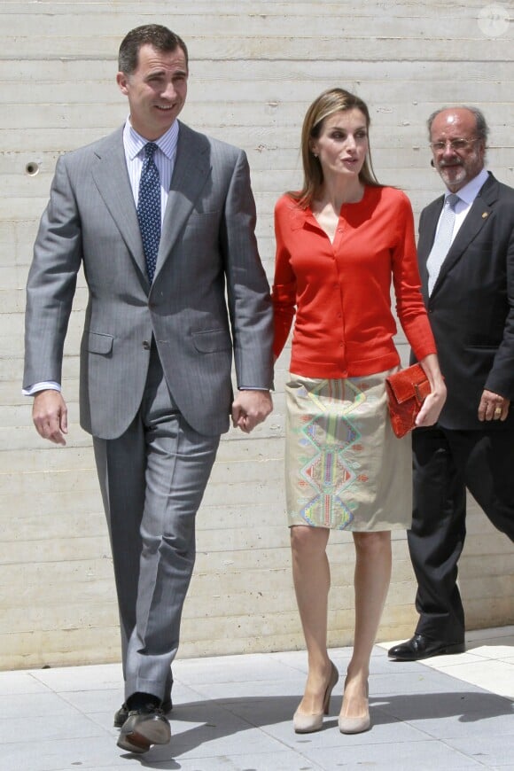Le roi Felipe VI et Letizia d'Espagne remettent les prix nationaux de l'innovation et du dessin au Musée de la Science à Valladolid, le 1er juillet 2014.